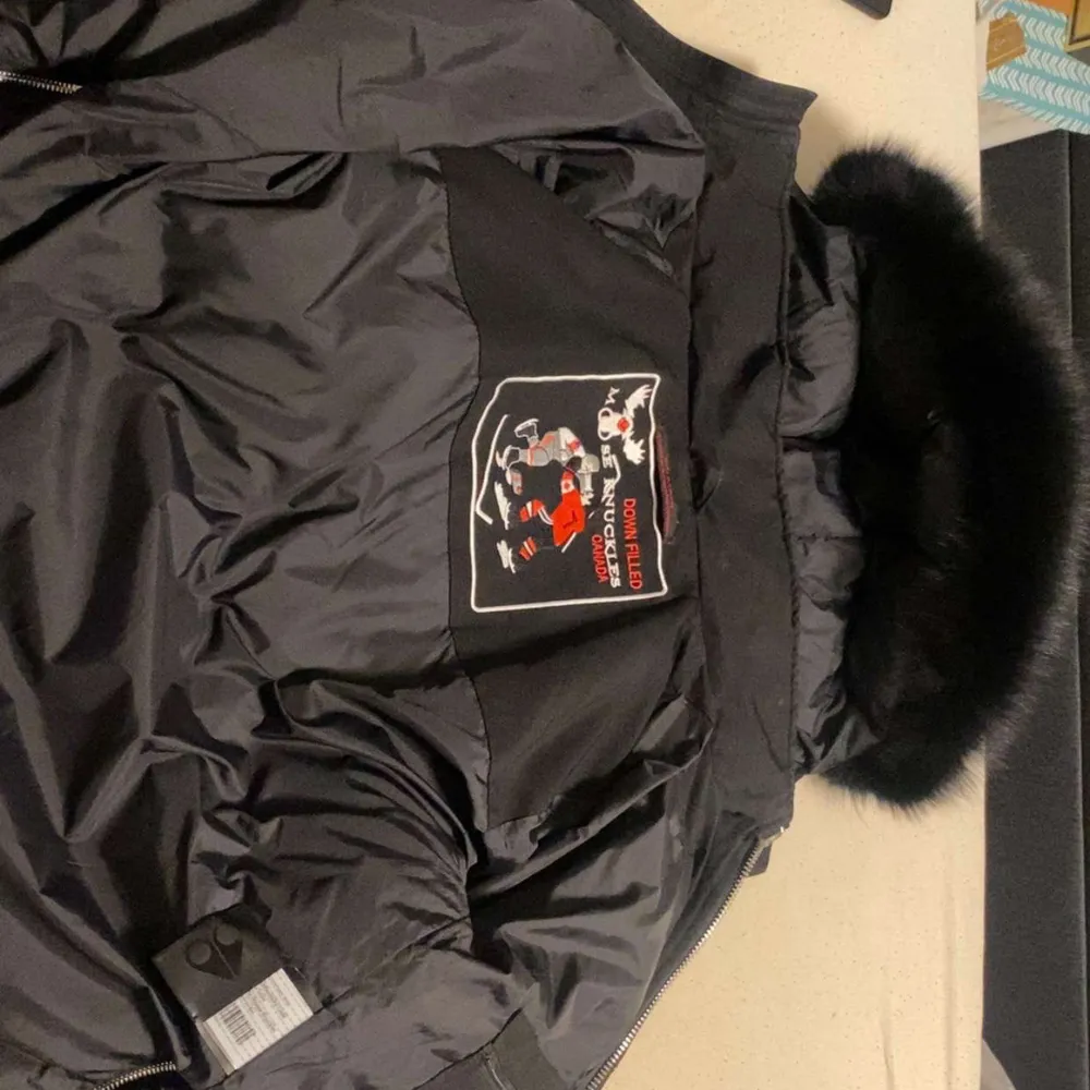 Svart Moose knuckles med svart päls storlek är XL men passar L och även M. Takit.