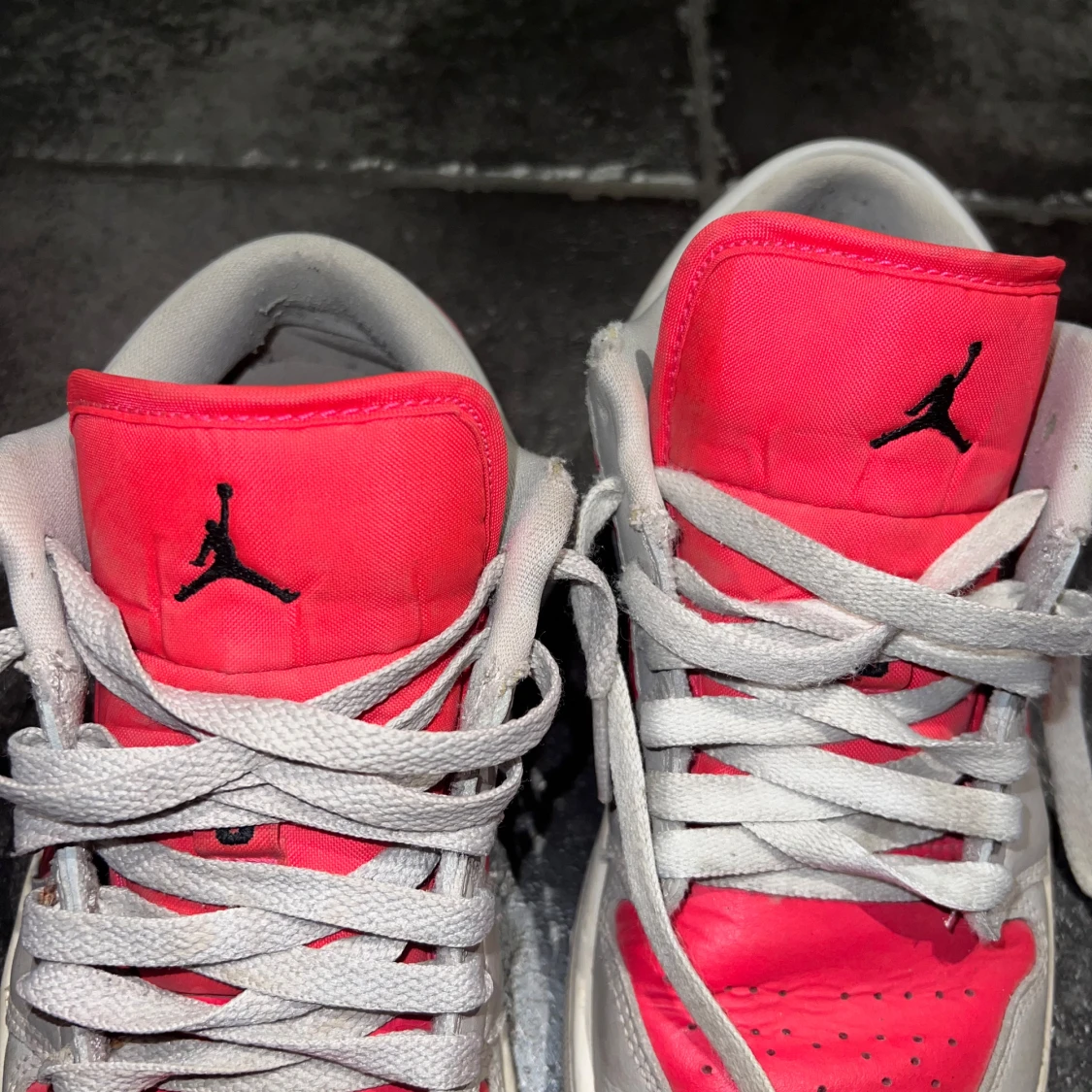 Nike Air Jordans i rosa/röd och grå - 1