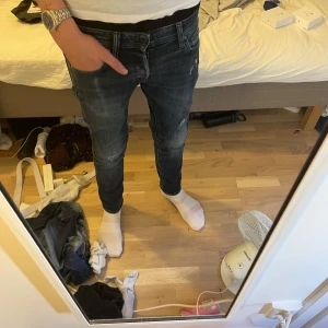 Jack and Jones jeans. - Säljer ett par feta Jack and Jones jeans i storlek 29/30 som är perfekta till våren. Modellen är slingor Glenn så passformen är dunder. Öppen för pris diskussioner vid snabb affär:)