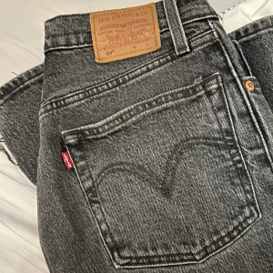 Grå Levis 501 jeans - Levis jeans 501. Raka i benen, har dock klippt slit i dem. Storlek: W24 L30