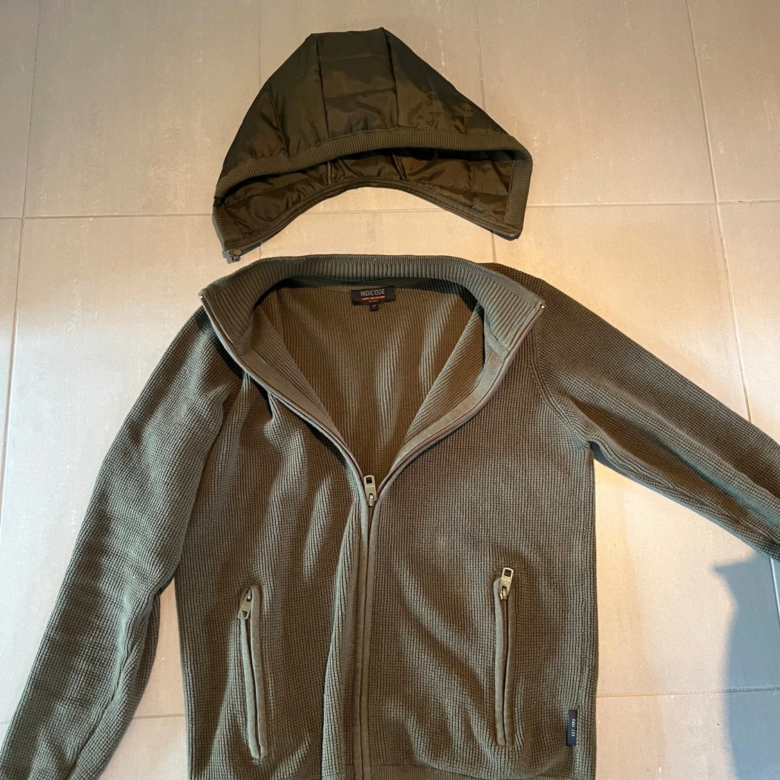 Olivgrön stickad hoodie/ cardigan från Indicode - 4