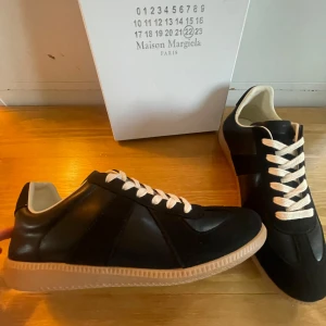 Maison Margiela gats - Ett par tvärfrta gats från maison perfekta till sommaren! Storlek 43 och super skick! Hör av dig för frågpr/bild på kvittot :)