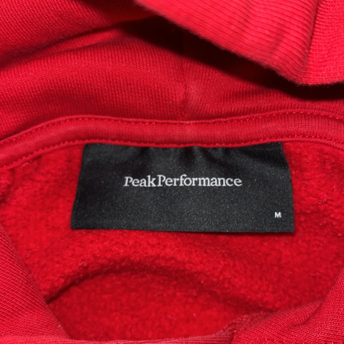 Röd peak performance hoodie i perfekt skick - 91