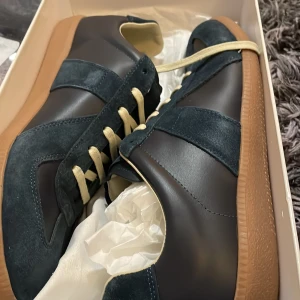 Maison Margiela - Snygga blå Maison Margielas i mocka! Pris går ner vid snabb affär. Helt fräscha par skor!