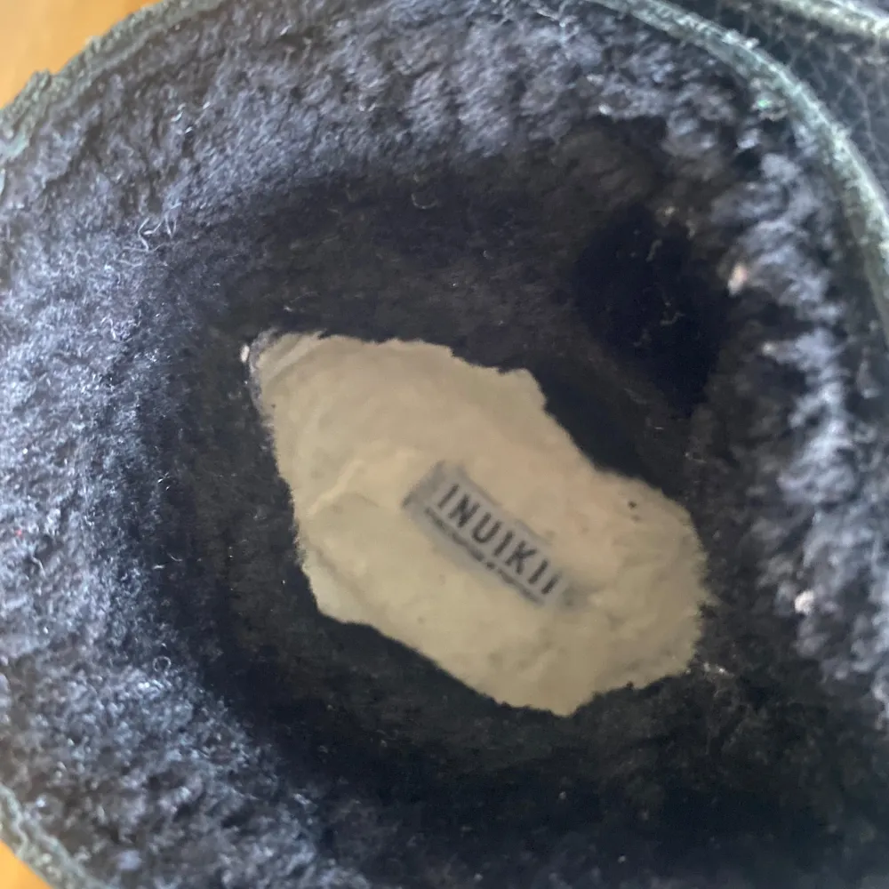 Säljer ett par svarta boots från Inuikii i skinn med snörning. De har en robust sula och är fodrade för extra värme. Perfekta för kyligare dagar.. Kengät.