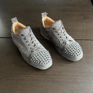 Grå Christian Louboutins - Tja, Säljer nu dessa dojor då de bara står på hyllan och inte används längre. Skorna är i bra skick 7/10. Det är bara att höra av sig vid frågor eller funderingar. Priset är inte hugget i sten!