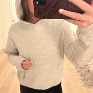 Grå Hoodie - Säljer denna mysiga hoodie från Gina Tricot, den har inte defekter och har knappt använts!!💓💓