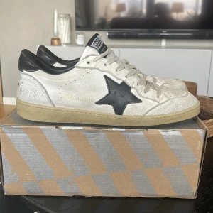 Sneakers från Golden Goose - Snygga sneakers från Golden Goose i relativt bra skick. Köpte skorna 2022 och har inte använts på ett års tid nu. De är lite nötta i hälen på vänster sko. Nypris runt 5500, frågor eller funderingar är det bara och hojta till.😁