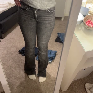 Grå jeans med bootcut - Snygga grå jeans från Only med bootcut-stil. De har en klassisk femficksdesign och stängs med dragkedja och knapp. De är midwaist men om de är ”stora” på dig kommer de vara mer lågmidjat 