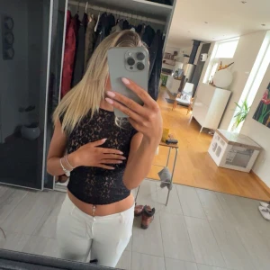 Svart rygglös topp av spets - Jättefin rygglös topp i spets som är från stradivarius o passar till fest och sommaren . Den är helt oanvänd o är i xs