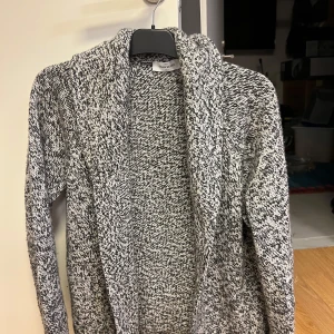 Svartvit stickad kofta från Gran Sasso - Säljer en stilren svartvit stickad cardigan från Gran Sasso. Storlek 48 eller S/M, passar mig som är 177 och 79kg. Nypris 3300kr