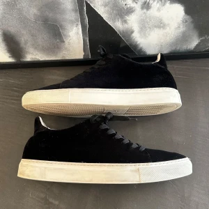 Svarta sneakers från Difficult by P - Säljer åt en vän!❤️skit snygg skor från difficult by P. Nypris ca 1500kr. Magiskt skick! Storlek 42, lägg gärna prisförslag också, han vill bli av med dom så fort som möjligt. 