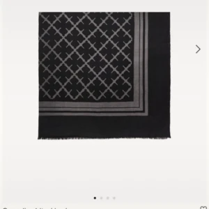 Halsduk/scarf malene birger  - Snygg svart halsduk/ scarf från malene birger. Aldrig använd av mig, fåtal av förra ägare. Liten defekt (se bild) men inget man tänker på💕Prioriterar snabb affär, nypris 1000 kr
