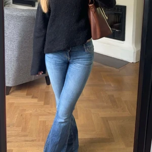 Lowwaisted bootcut jeans - Snygga lågmidjade bootcut jeans som tyvärr inte passar längre, supersnygga och perfekta för dem som gillar lågmidjat, köpta secondhand i Stockholm🩷innerbenslångd 79cm