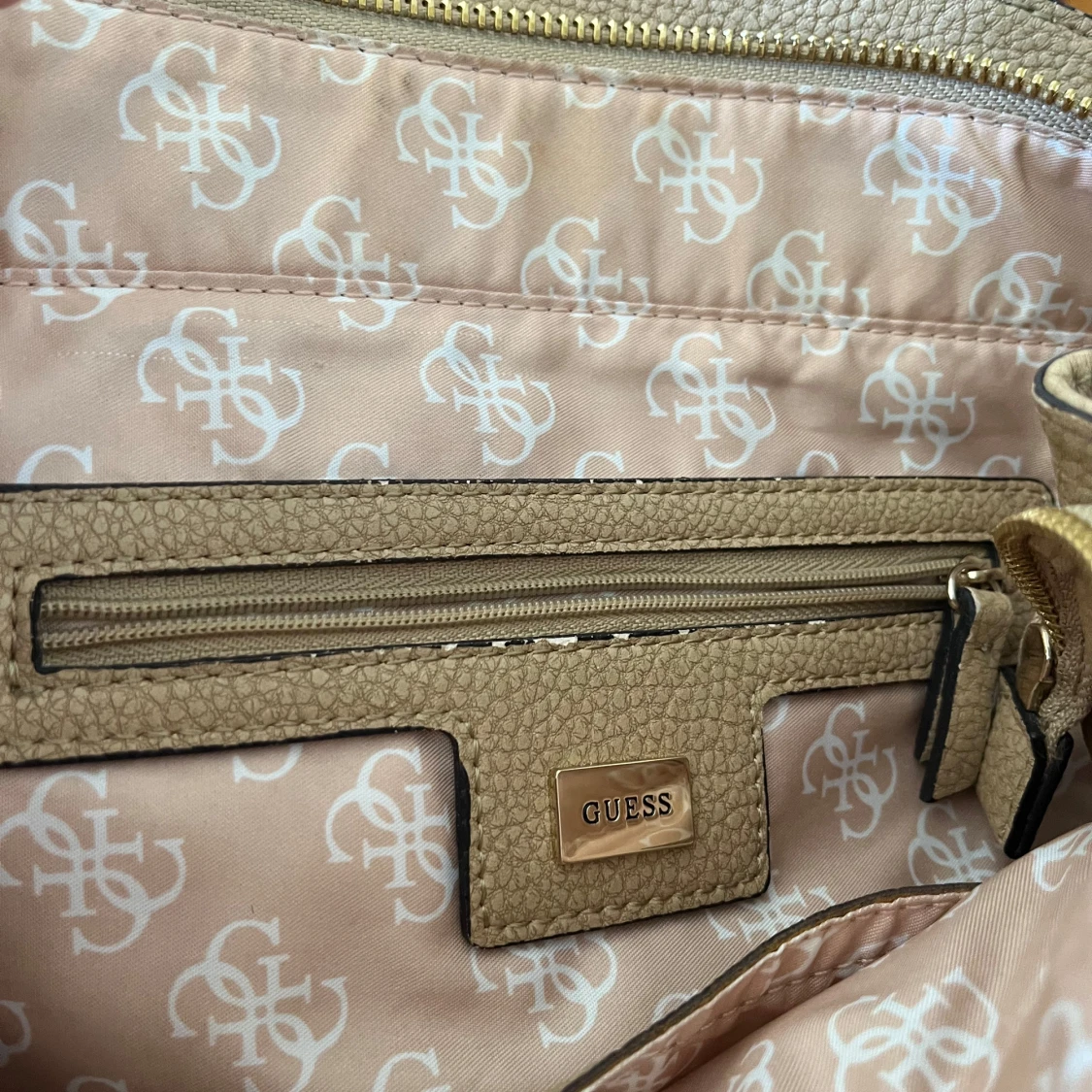 Beige handväska från Guess - 2