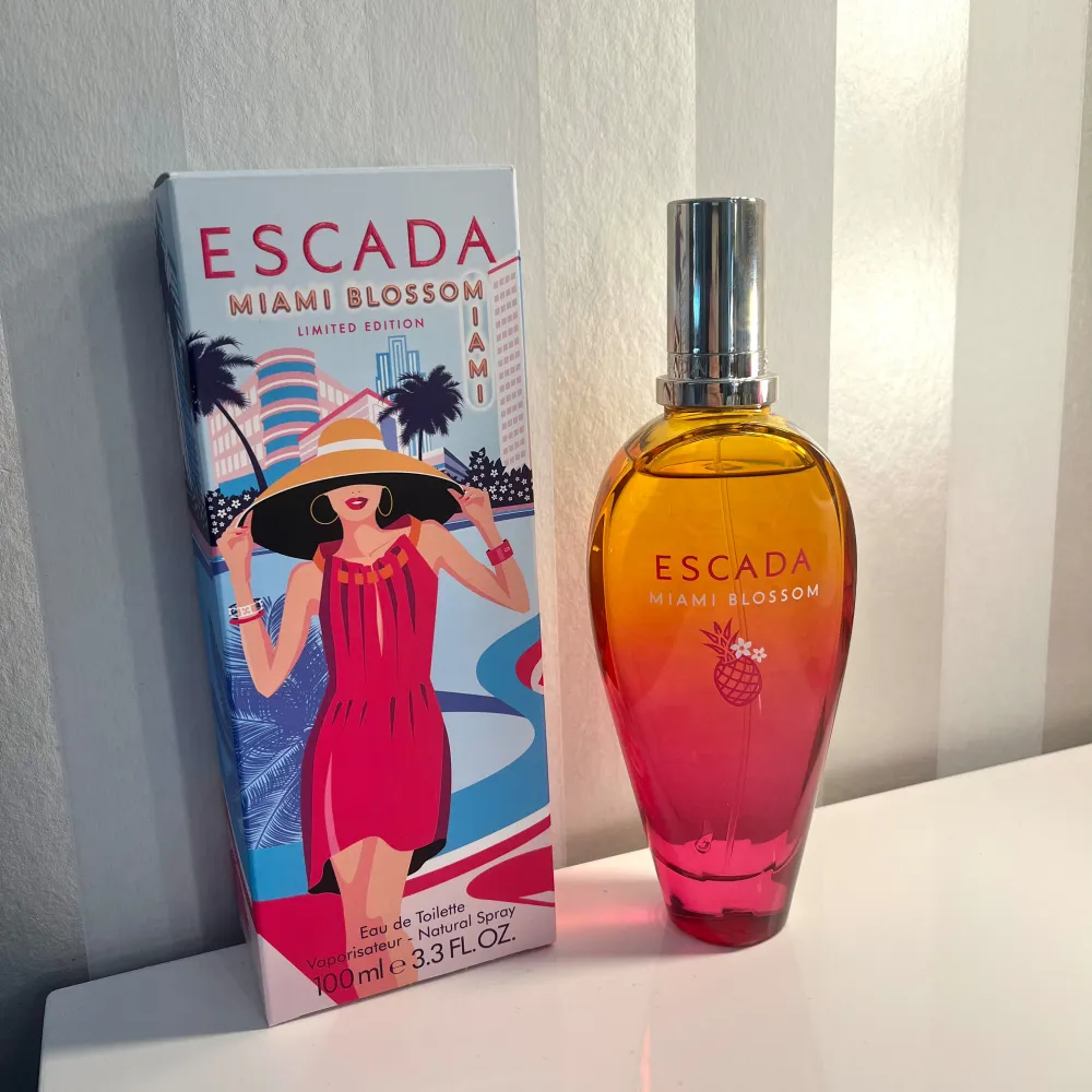 Knappt använd parfym från Escada, fruktig och blommig doft som inte längre går att köpa 🌸 Säljer denna för att jag har för många parfymer och behöver rensa ut.. Perfume.