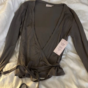 Tie wrap soft top Nelly - Snygg grå omlottopp från Nelly. Storlek S. Helt ny