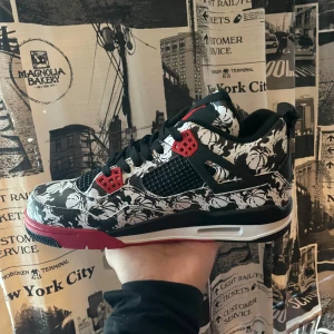 Air jordan 4 retro  - Helt nya, säljs pga det är ej min stil :)