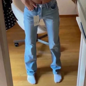 Blå jeansbyxor - Snygga blå jeansbyxor med en klassisk design. De har en normal passform och är perfekta för en avslappnad stil. Byxorna har en knappgylf och är tillverkade i ett slitstarkt material.