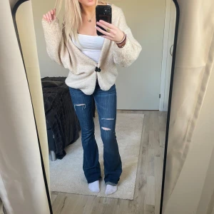 Blå bootcut jeans - Snygga blå bootcut jeans med slitningar på knäna från lindex💕är 170