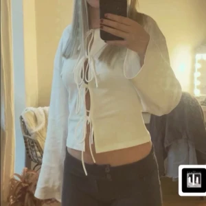 Vit långärmad topp med snörning - Snygg tröja från gina inga fläckar använt två gånger 