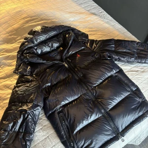 Polo ralph lauren jacka svart - Snygg svart dunjacka från Polo Ralph lauren. Köpte jackan ny denna vintern men knappt använd.  Storlek XS men passar S. Snygg jacka och priset kan vi diskutera.