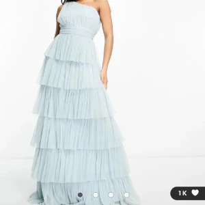 Ljusblå balklänning med volanger  - Säljer min fina fina balklänning som är slutsåld och köp här på plick helt oanvänd. Den är i storlek M (40) och sitter perfekt på mig i längden som är 178cm lång💖💖