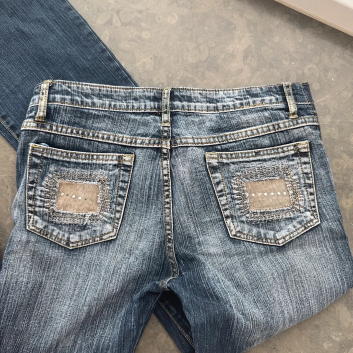 Blå jeans med patchdetaljer - 2