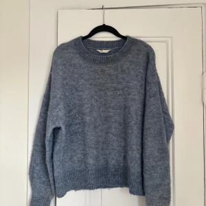 Blå stickad tröja från Cubus - Mysig blå stickad tröja från Cubus. Tröjan har en rund halsringning och långa ärmar med ribbade muddar💙💙💙