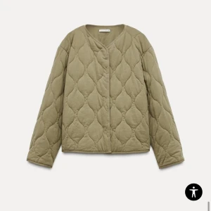 Khakigrön quiltad jacka - Säljer en supersnygg khakigrön quiltad jacka från Zara! Jackan är helt oanvänd med prislappen kvar. Den är i storlek M men jag skulle säga att den även passar någon som brukar ha S. 💞