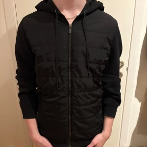 Massimo dutti cardigan - Assnygg quiltad Massimo dutti cardigan. Jättebra skick, säljs heller inte längre. Storlek M men passar även S.