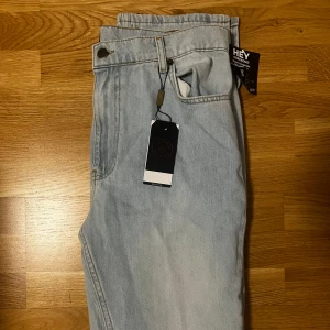 Ljusblå jeans från Nelly - Snygga ljusblå jeans från Nelly Jeans. Är i storlek 42 och alla lappar sitter kvar då dem inte passar mig😊 Jeansen är mid waist och har slit längst ned. Kom gärna med prisförslag❤️❤️