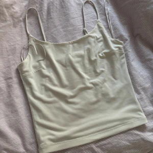 Basic linne från Bik Bok - Basic linne från bikbok som man kan ändra längden på banden. Inga defekter eller nånting. Är storlek S men skulle säga att den passar som xs/s🩷