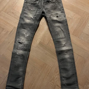 Dondup george  - Säljer nu ett par grymt schysta dondup jeans i storlek 29.  Vid frågor så är de bara att höra av er.    Vid snabb affär kan priset diskuteras!