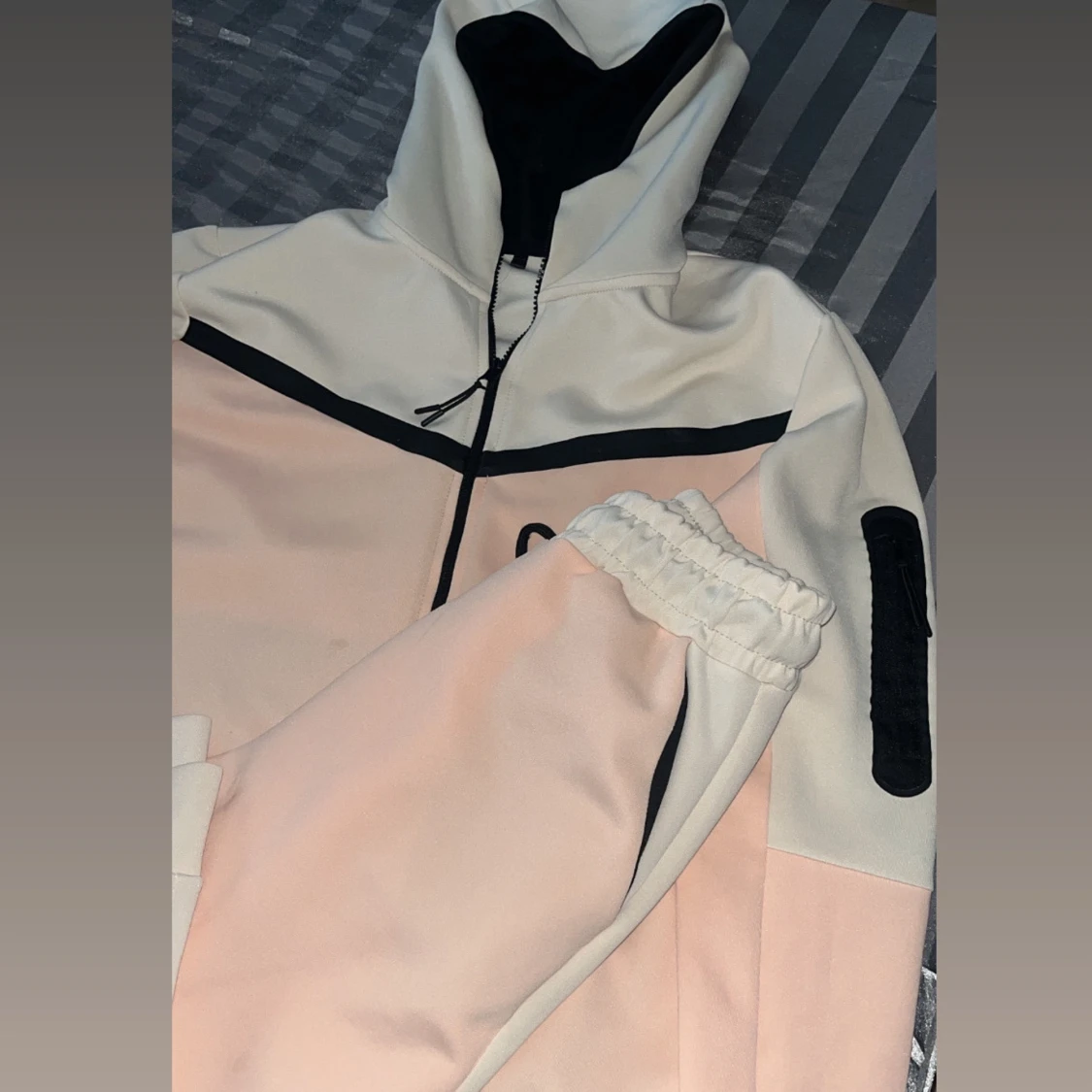 Vit och rosa kofta med byxor - 1