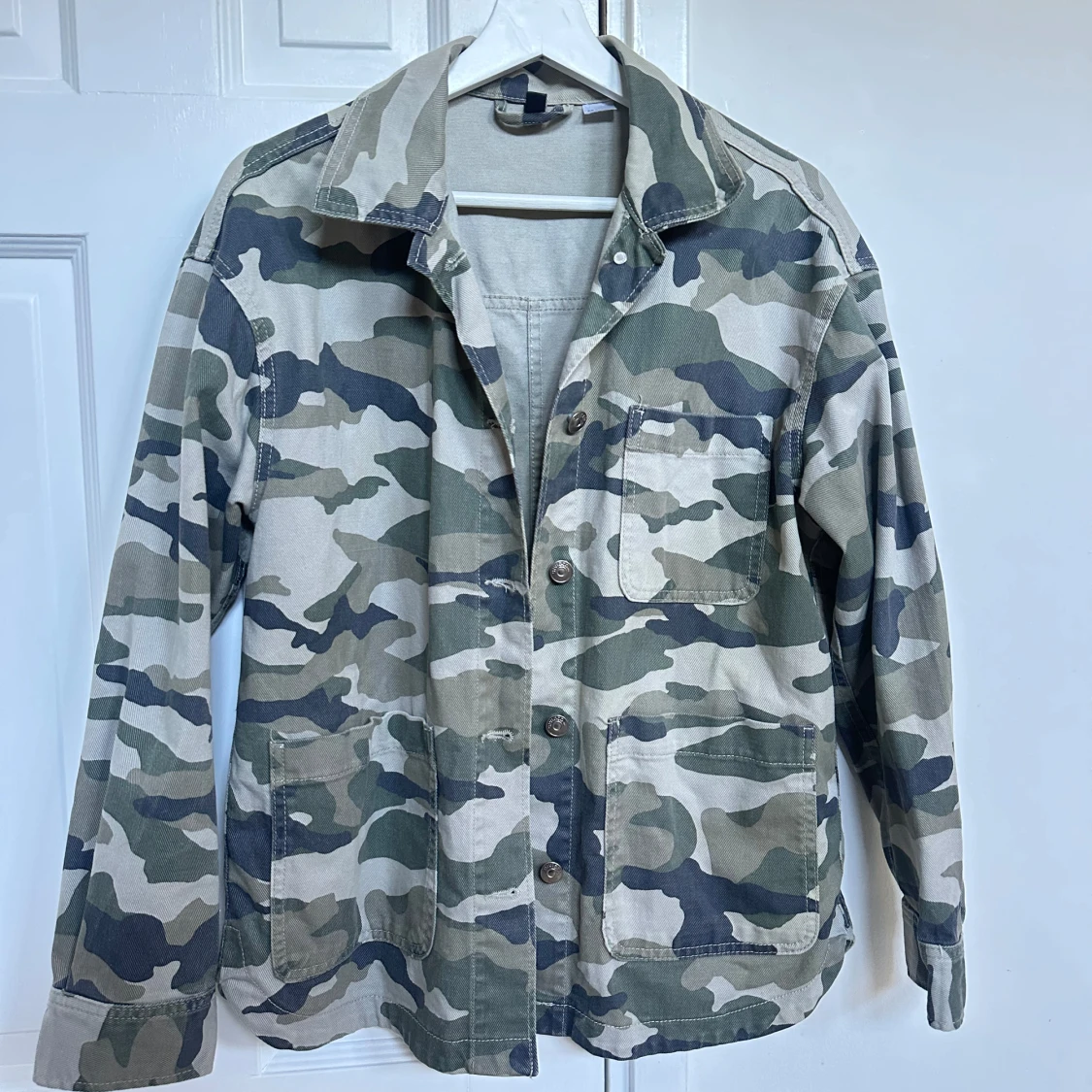 Camouflagejacka med knappar