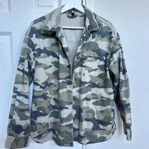 Camouflagejacka med knappar - Snygg och trendig camouflagejacka med knappar framtill. Perfekt till våren