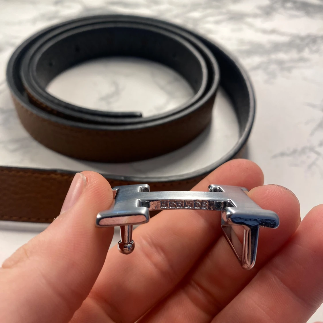 Brunt skärp med silverfärgat H-spänne - 1