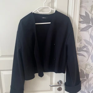 Svart kappa - Snygg svart kappa från Gina Tricot i storlek S.  