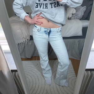 Low jeans med bootcut - Snygga ljusblå jeans med bootcut-stil och låg midja. INTRESSEKOLL. Sparsamt använda. Slutsålda, nypris 500 
