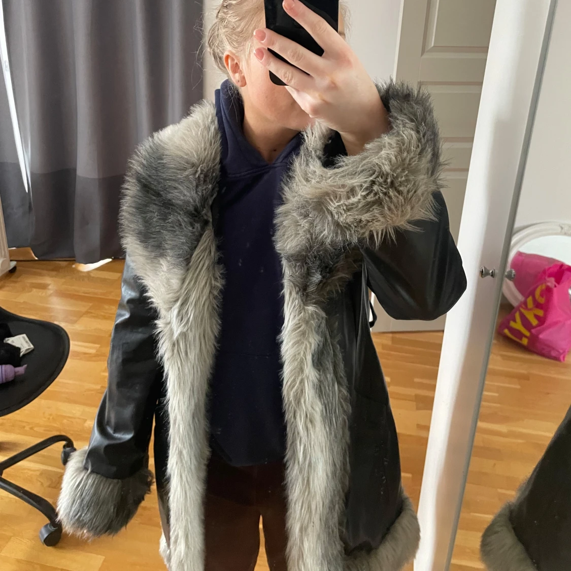 Svart kappa med fuskpäls  - 2