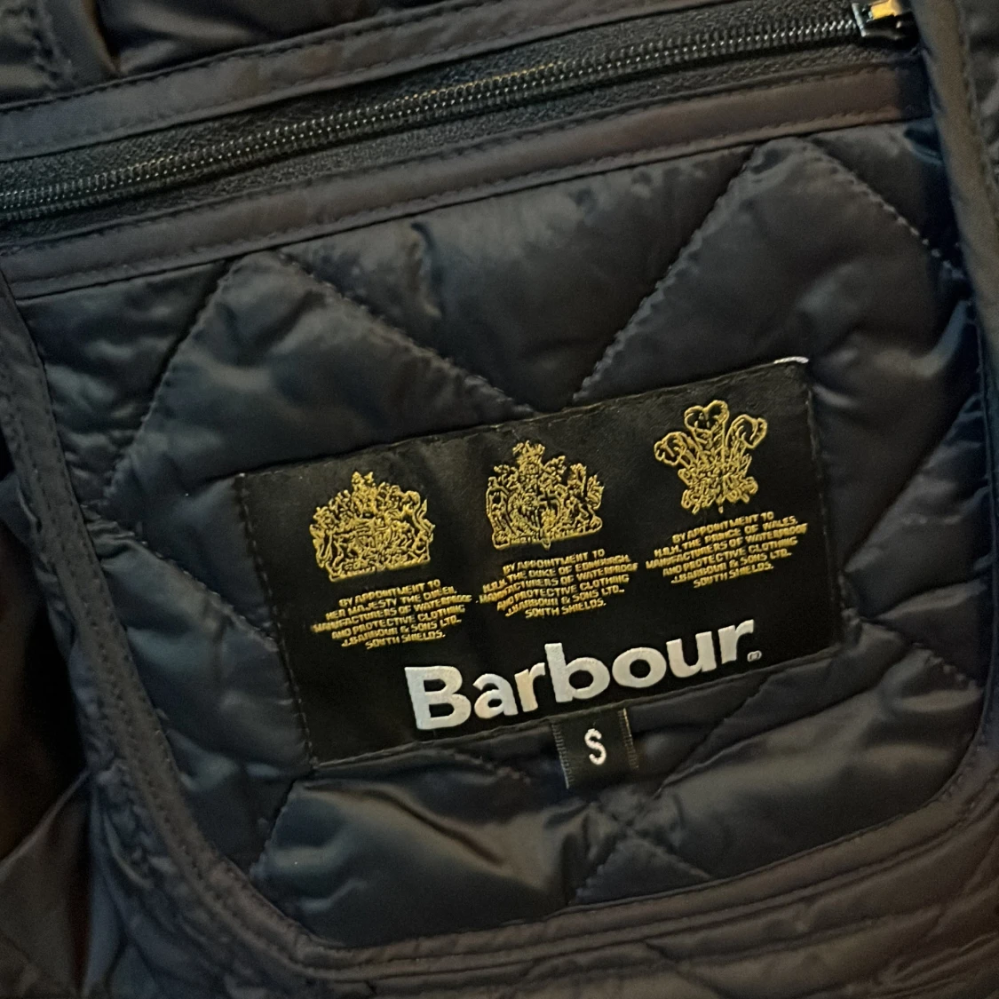 Mörkblå quiltad jacka från Barbour - 2