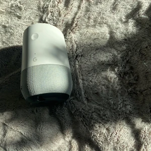 Google högtalare - Säljer en Google högtalare som fungerar fint!  Det är en mindre skada få den i tyget, men som sagt fungerar som den ska ! Priset är sänkbart!