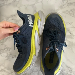 Träningsskor från Hoka - Säljer ett par Hoka löparskor då jag köpt ett nytt par! I använt skick men inga skador eller så! Tvättar självklart upp dem innan jag skickar ⭐️