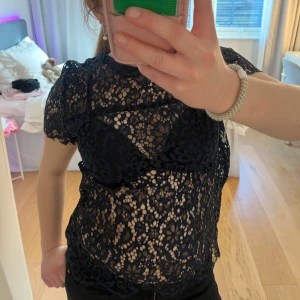 spets tröja  - en marinblå spetströja som tyvärr inte kommer till andvändning. kom privat för mer info och bilder ❤️