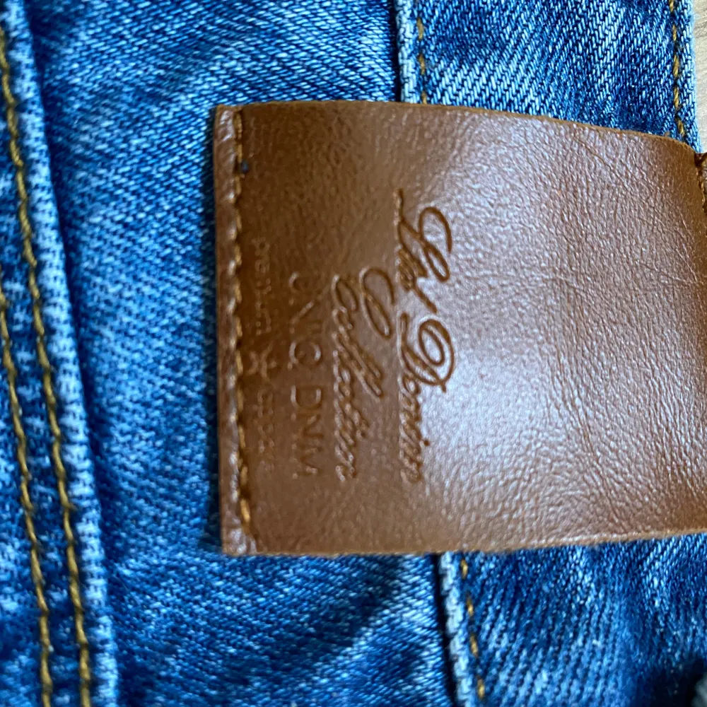 Snygga blå jeansshorts från Lindex med fransiga kanter och slitna detaljer. Perfekta för en avslappnad stil. Shortsen har klassisk femficksdesign och knappgylf.. Shortsit.