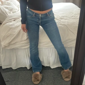 Blå bootcut jeans - Säljer dessa fina mellanblå bootcut jeans från Gina. Använde väldigt få gånger och därför i mycket bra skick