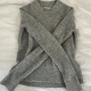 Grå ribbad tröja  - Ribbad grå mjuk tröja från hm, köpt secondhand men har inga defekter