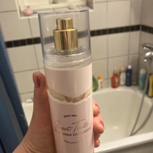 Body Mist Sweet Tooth by Sabrina Carpenter - En lyxig body mist med en söt och lockande doftprofil. Toppnoterna inkluderar marshmallow, choklad, kanderad ingefära och bergamott. Mellannoterna bjuder på Madagaskar vanilj, kokosmjölk och jasmin.Föredrar tyngre dofter,därför säljer jag.Endast testad.