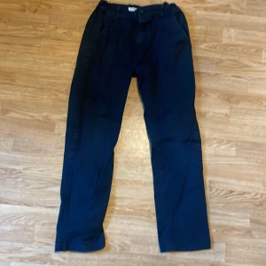 Svarta byxor från Lindex - Snygga svarta byxor från Lindex i en klassisk rak stil. Byxorna har en midwaist design och är perfekta för en stilren look. Tillverkade i ett bekvämt material som passar för olika tillfällen.